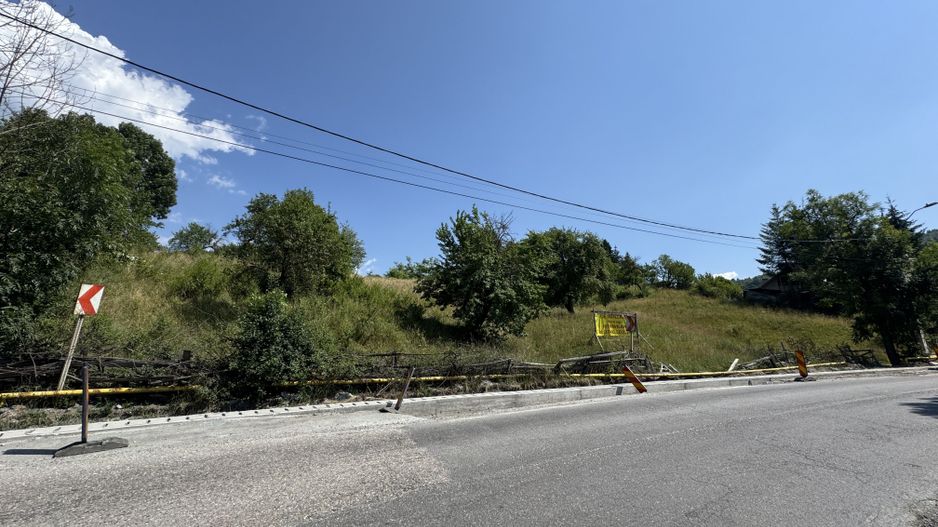 Teren intravilan 3214 mp în Rucăr cu deschidere 56 m în DN73 - Poză 7