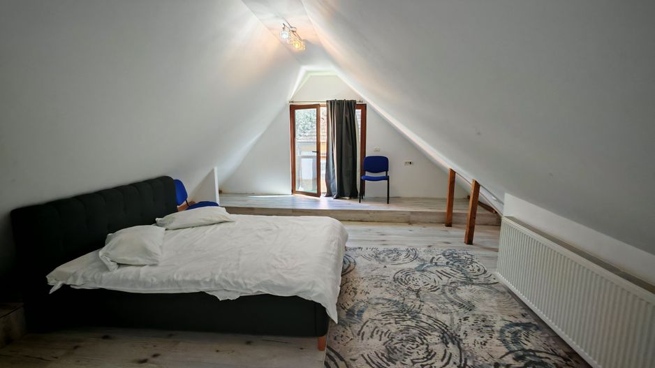 Vila cu 10 camere,pretabil compartimentare in 2 unitati separat,ASTRA. - Poză 12