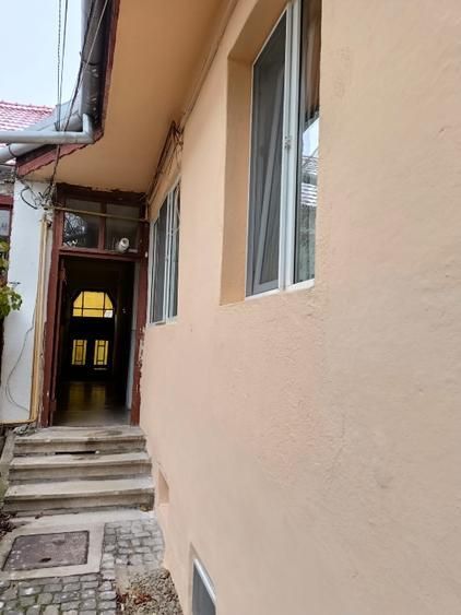 🏡 Vând apartament cochet cu 2 camere, la curte comună – zona Sinaia - Poză 2