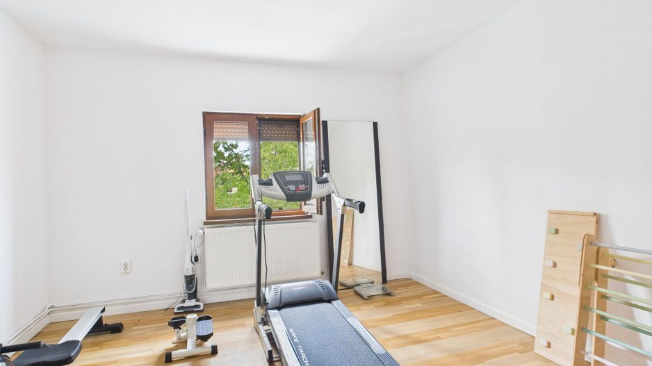 Vilă spațioasă cu 6 camere în Dumbrăvița - Poză 13