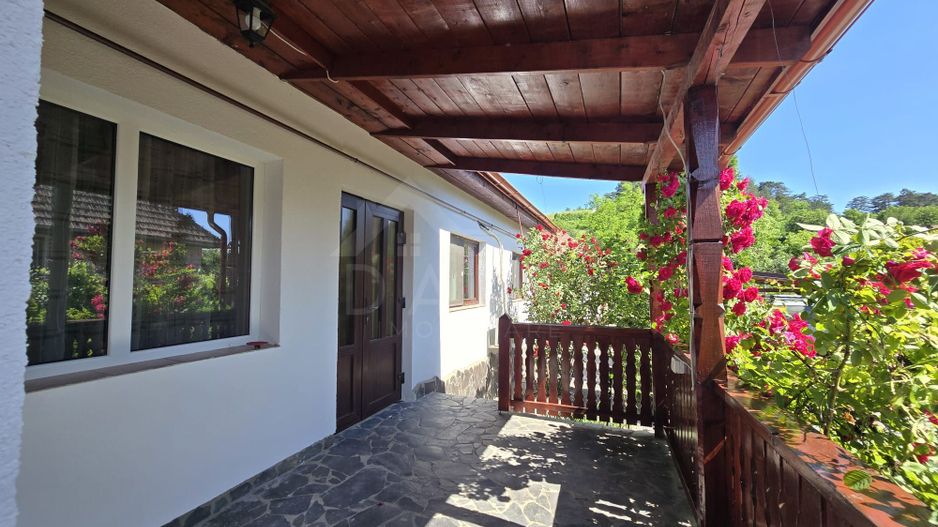 Casa in Livezeni , 140  mp utili , in centrul localitatii . - Poză 1