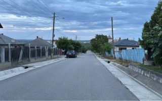 Teren intravilan 2218 mp în Strunga, zonă centrală, cu utilități și deschidere la drum principal - Poză 3