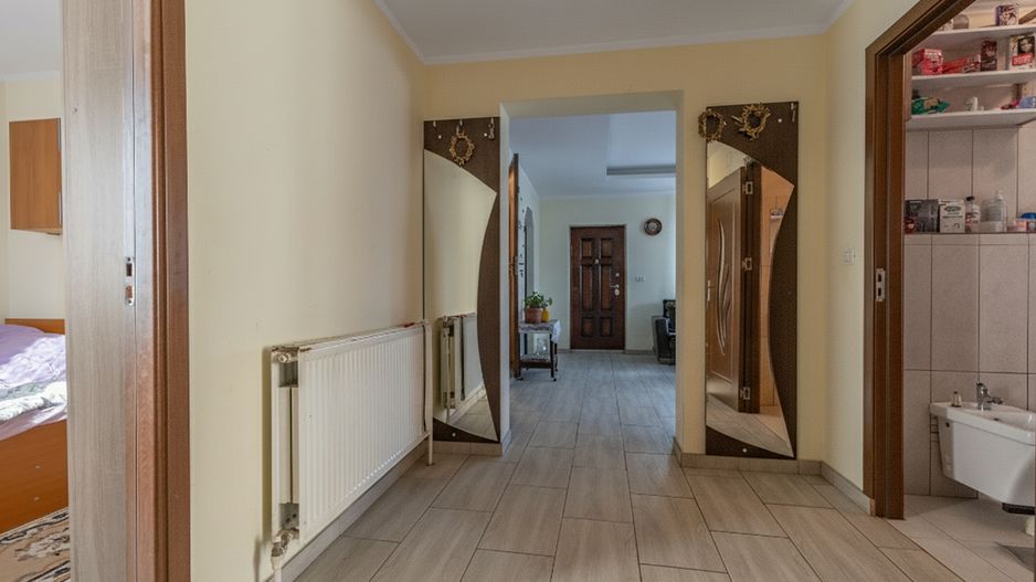 Casă / Vilă cu 6 camere de vânzare în zona Sagului - Poză 2