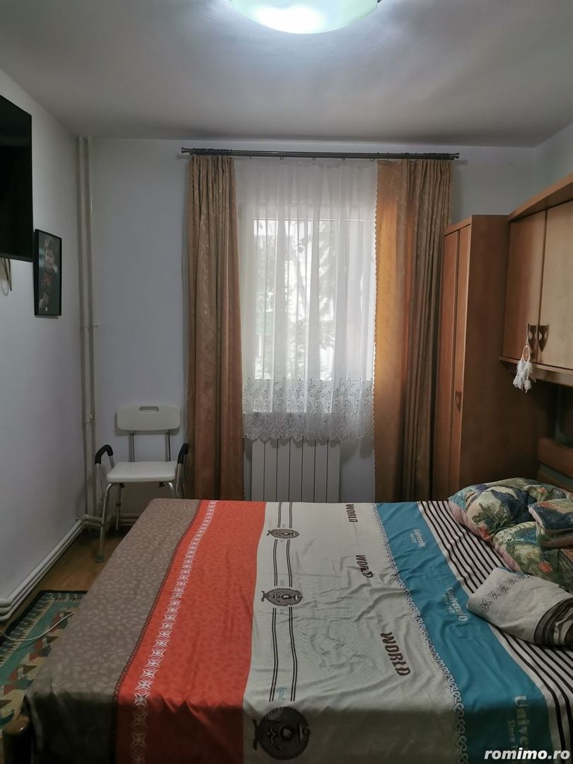 Proprietar , vand apartament , 4 camere cu centrala termica , boxa si loc parcare adp - Poză 8