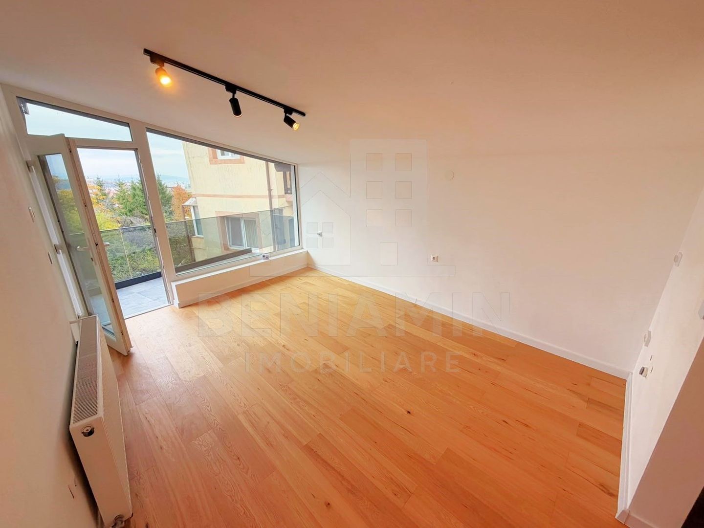 Casa renovata complet in Schei - Brasov cu Terasa Panoramica - Poză 2