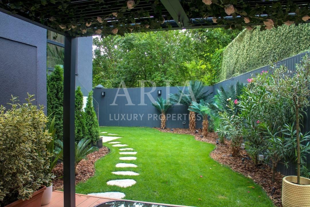 LUXURY APARTMENT WITH GARDEN - Poză 1