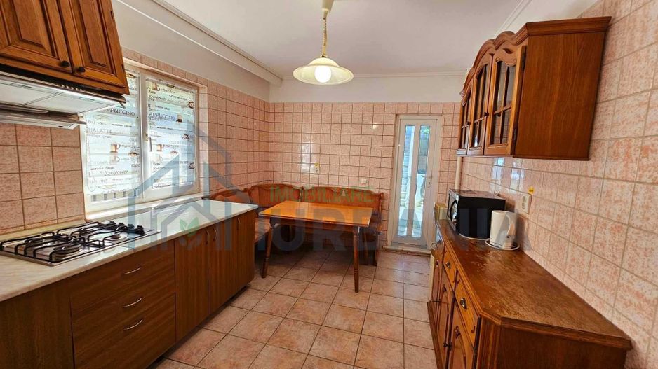 Casa in zona centrala - Poză 3