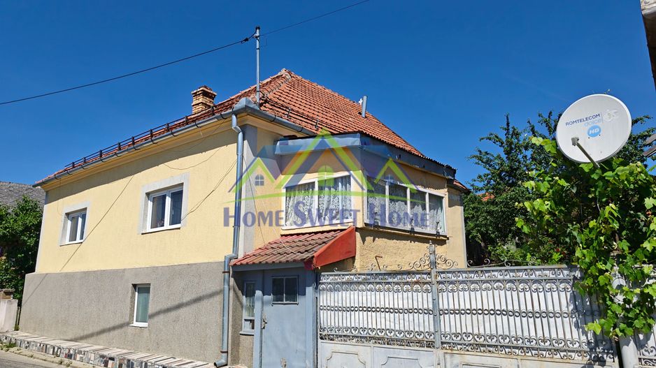 Casa Ghelari, 3 camere, 678mp, baie, buc., termopane, curte si gradina - Poză 1