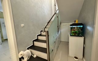 Casă premium cu panouri solare, stație EV, anexă locuibilă și grădină - Poză 19