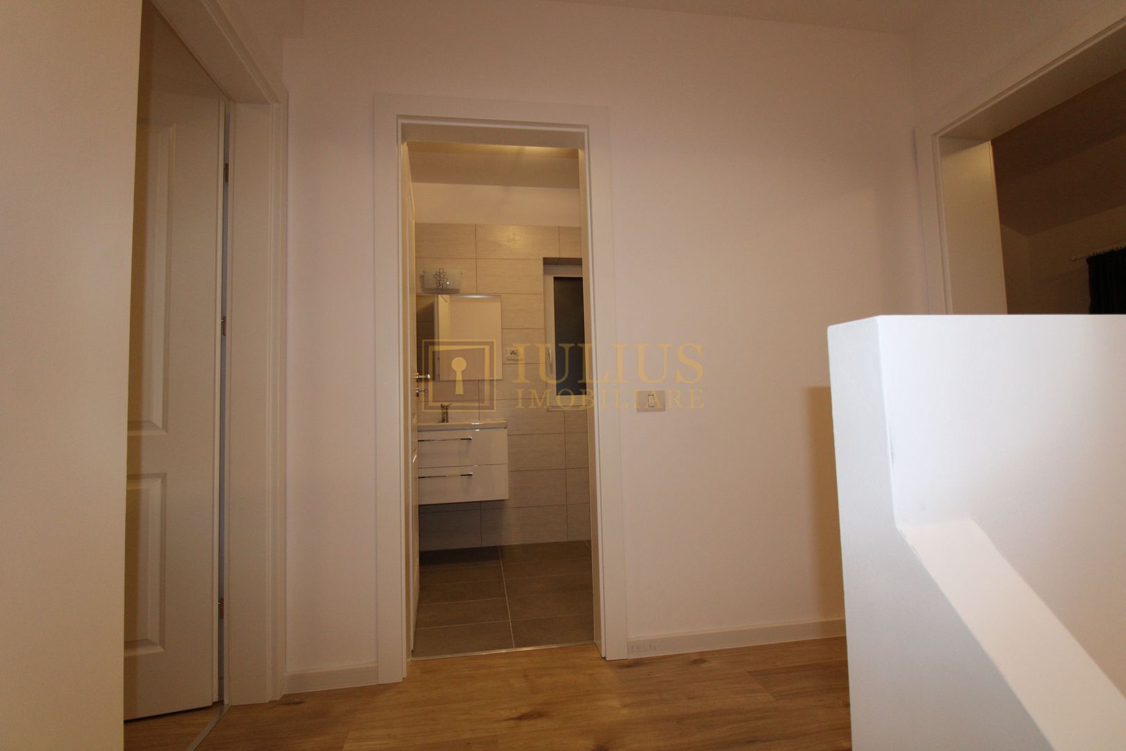 Casa parter + etaj, 3 camere 2 bai terasa gradina gazon prima inchiriere - Poză 12