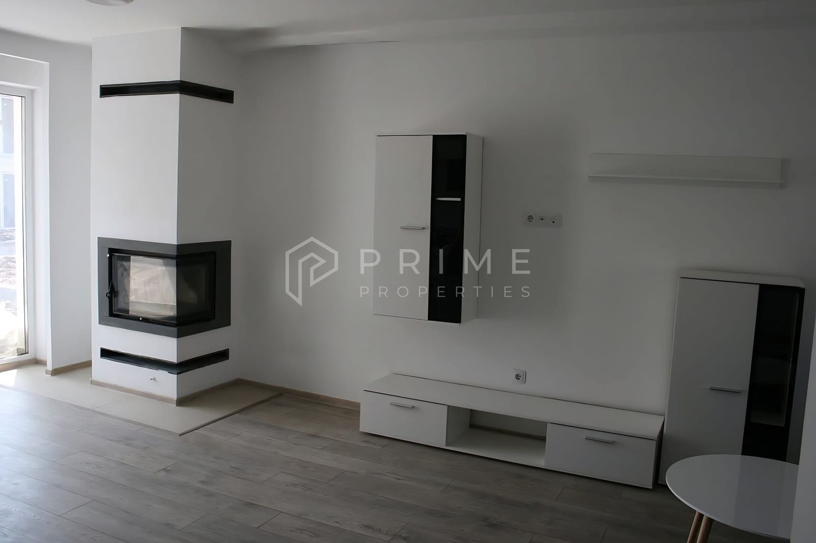 Casă tip duplex complet amenajată si mobilată | șemineu și garaj | - Poză 1