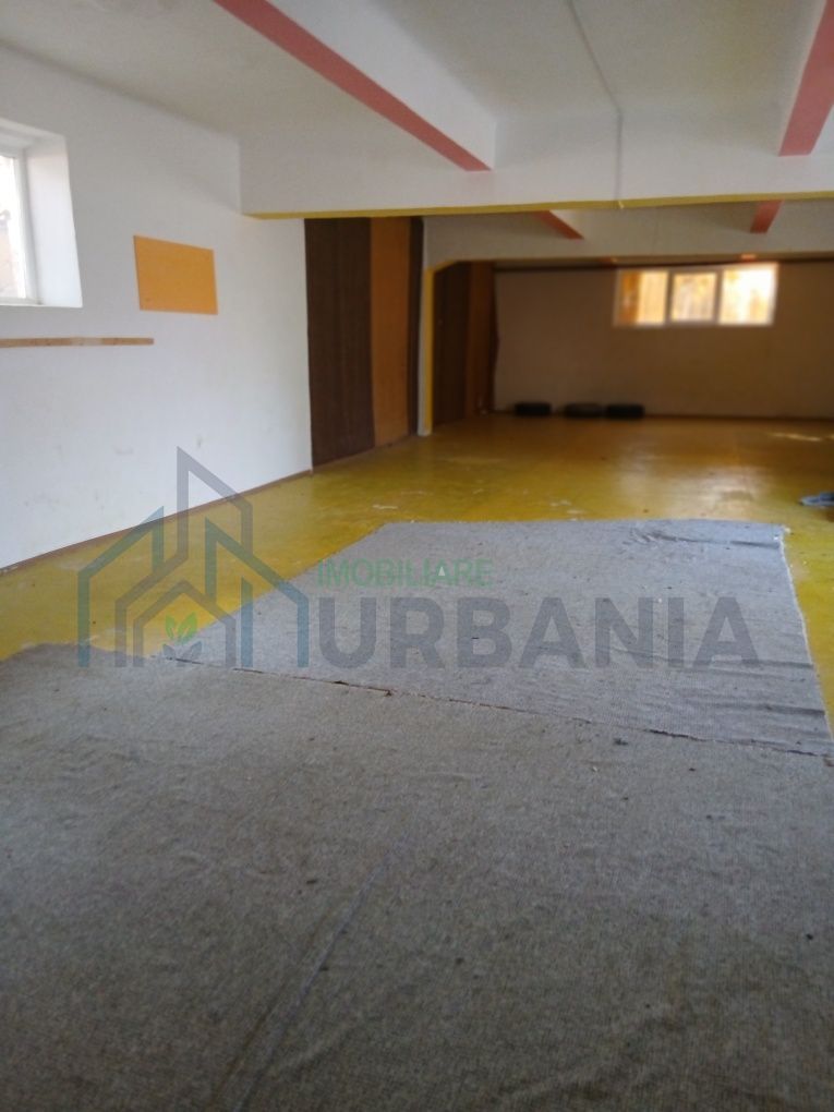Spațiu de închiriat în Târgu Frumos, cu suprafață generoasă și curte interioară - Poză 3
