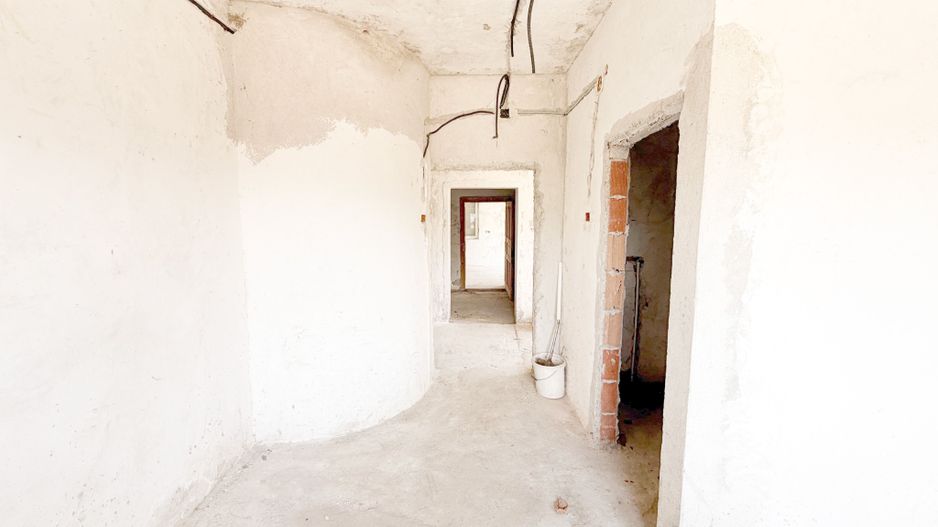 Casă la rosu cu teren generos de vânzare aproape de Intim - Poză 2