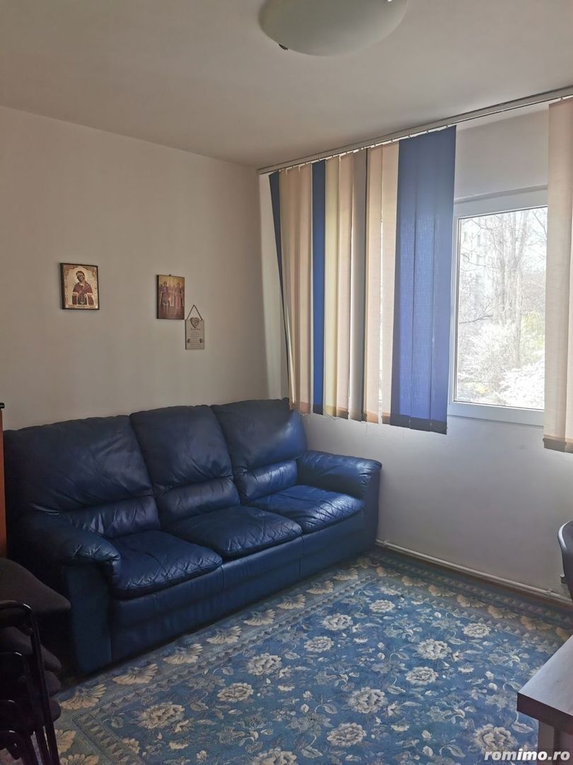 Proprietar , vand apartament , 4 camere cu centrala termica , boxa si loc parcare adp - Poză 3