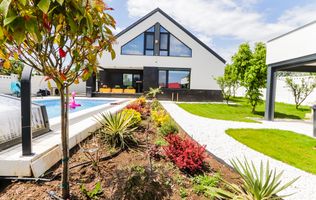 VILĂ MODERNĂ DE LUX CU PISCINĂ, FOTOVOLTAICE ȘI FOIȘOR – BREAZA