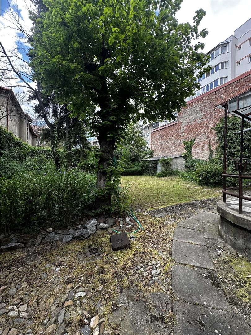 Casa Ultracentral dublu front acces auto - Poză 5