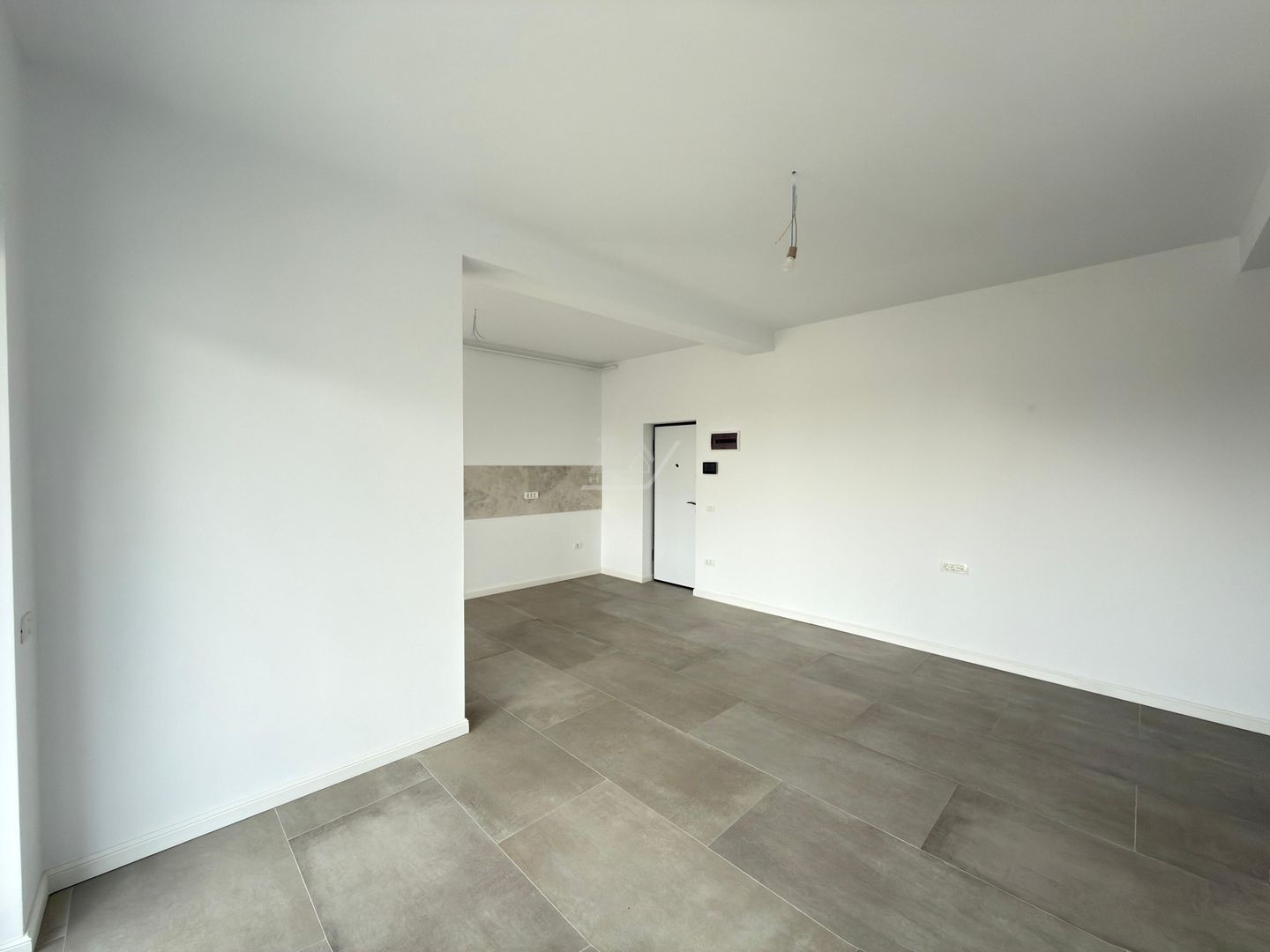 FINALIZAT. Etaj 1. Bloc la asfalt. Balcon mare. Loc de parcare. - Poză 4