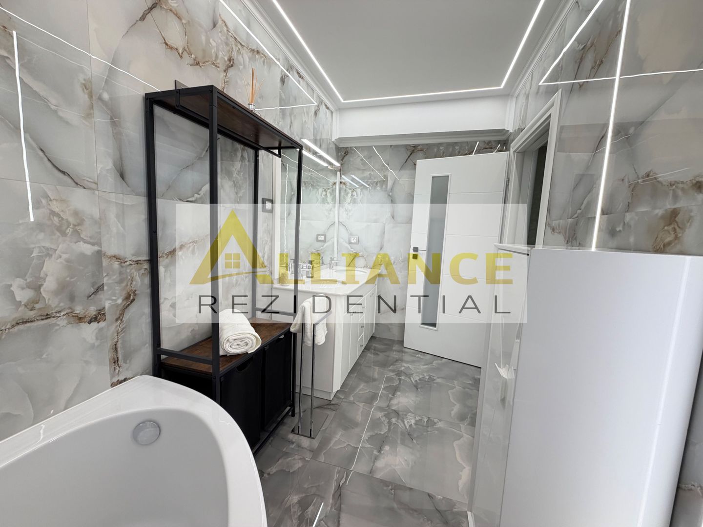 Casa P+1+M cu teren de 650 mp, piscina si curte complet amenajata - Poză 31