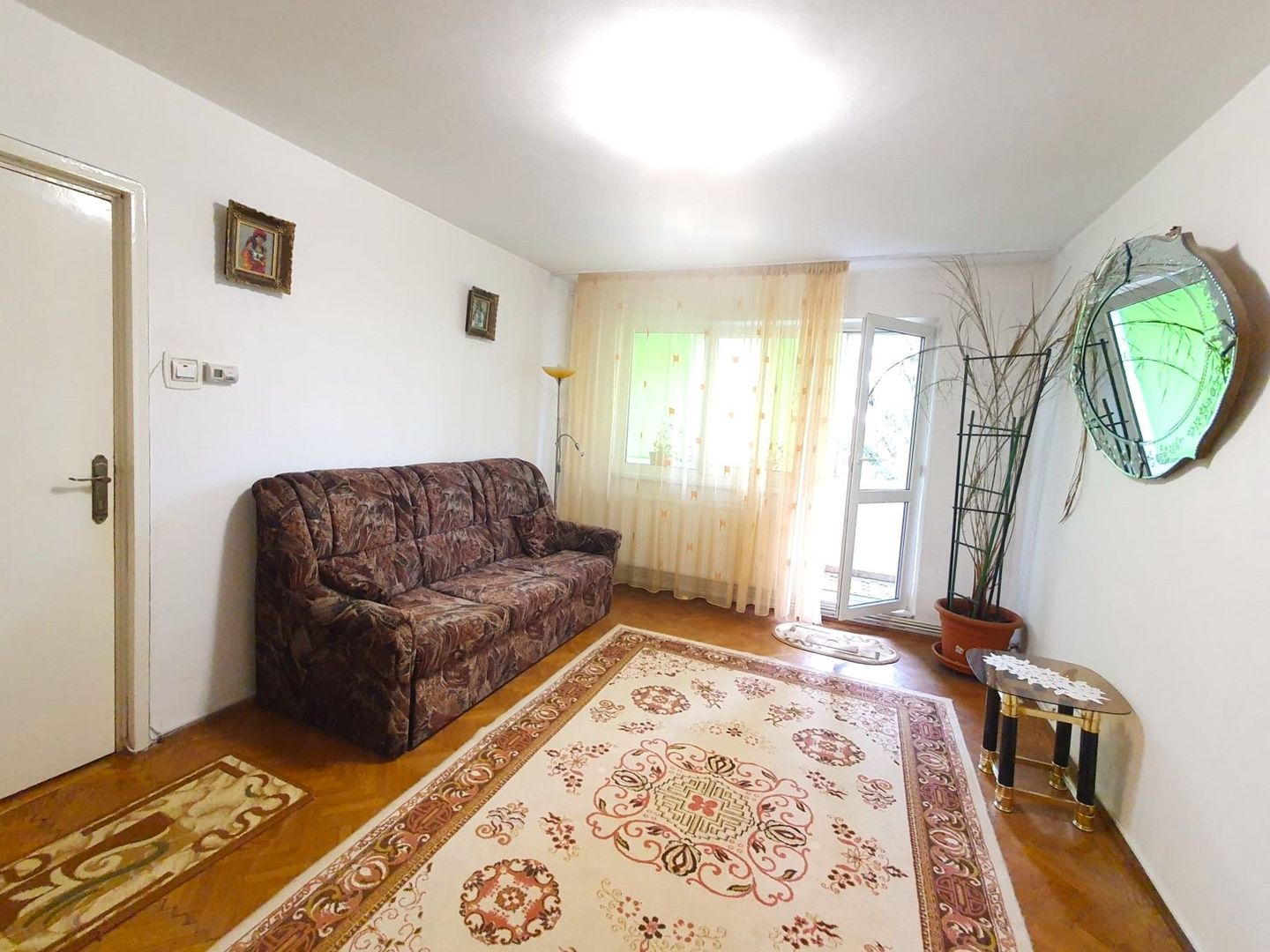 Apartament luminos cu vedere spre biserică, într-un cartier verde și liniștit. - Poză 9