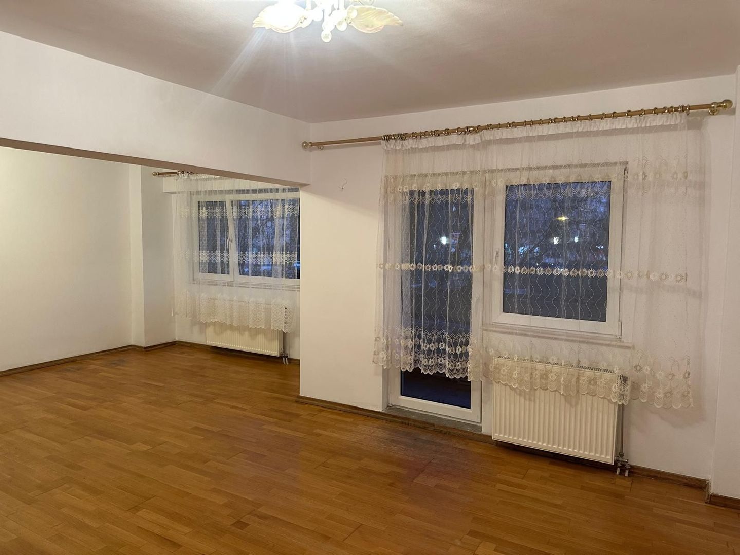 ageuropa.ro vinde apt. cu 4 cam. RENOVAT, 106mp, etaj 1 în zona SOARELUI. - Poză 1