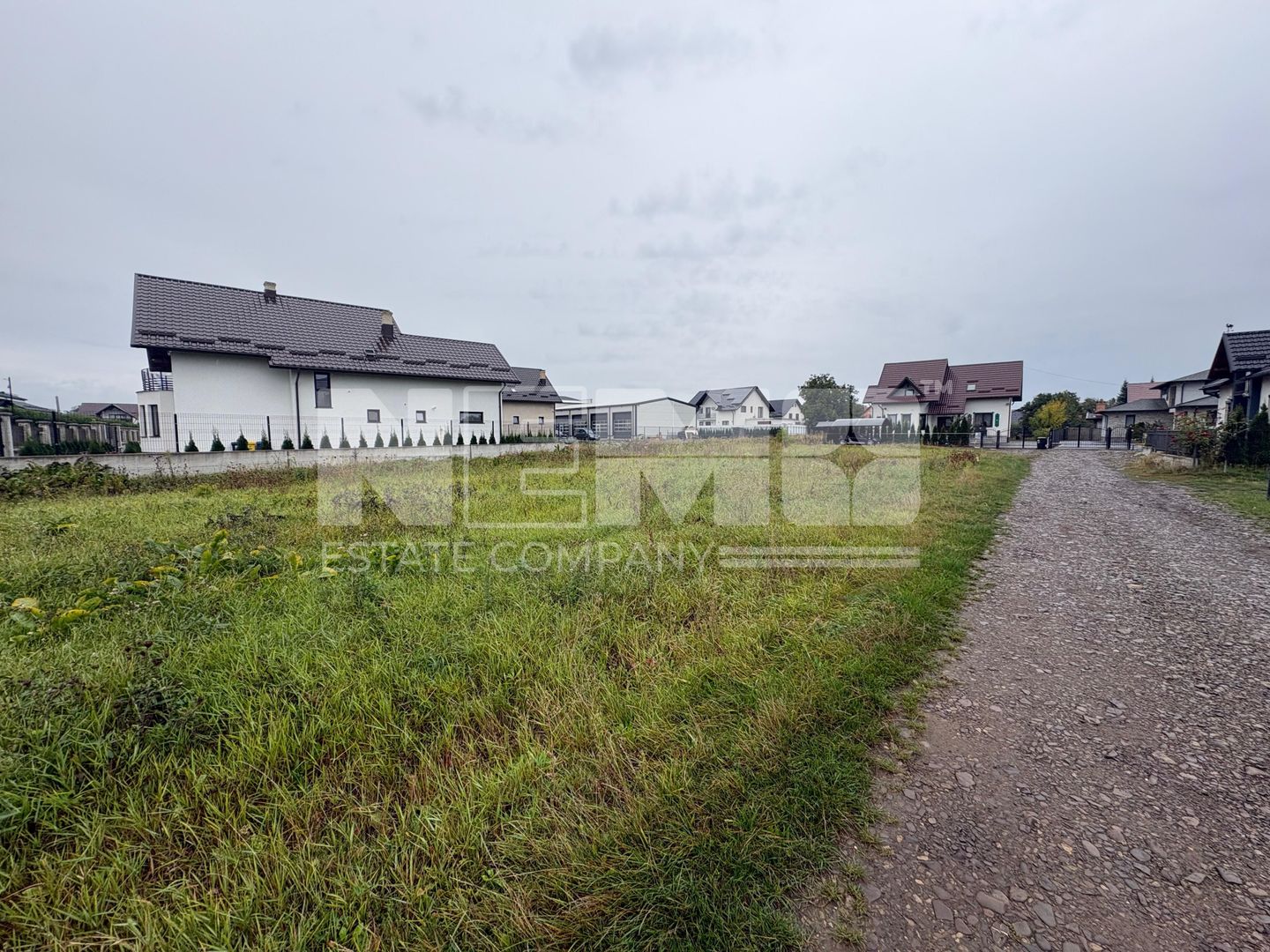 TEREN INTRAVILAN 860 MP | RĂDĂUȚI | 65.000 EURO - Poză 1