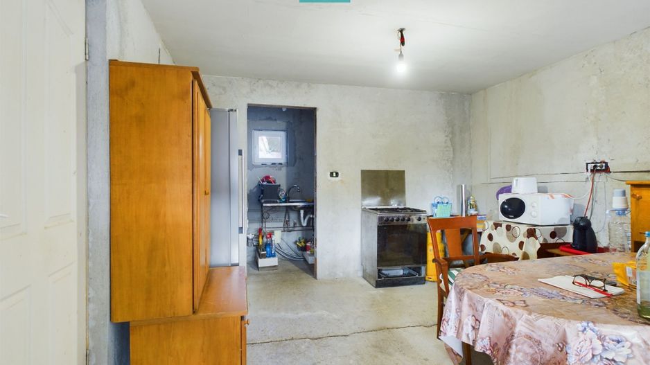 Casă cu 4 camere + anexe   în Șofronea - Poză 5