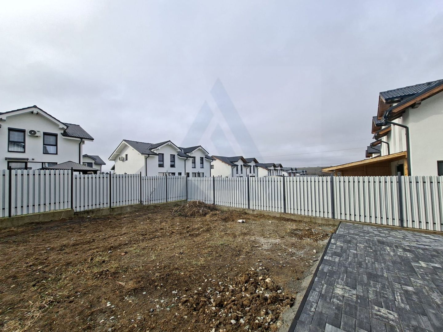 Casa moderna 4 camere 2 bai 3 locuri parcare si pivnita in Cisnadie - Poză 10