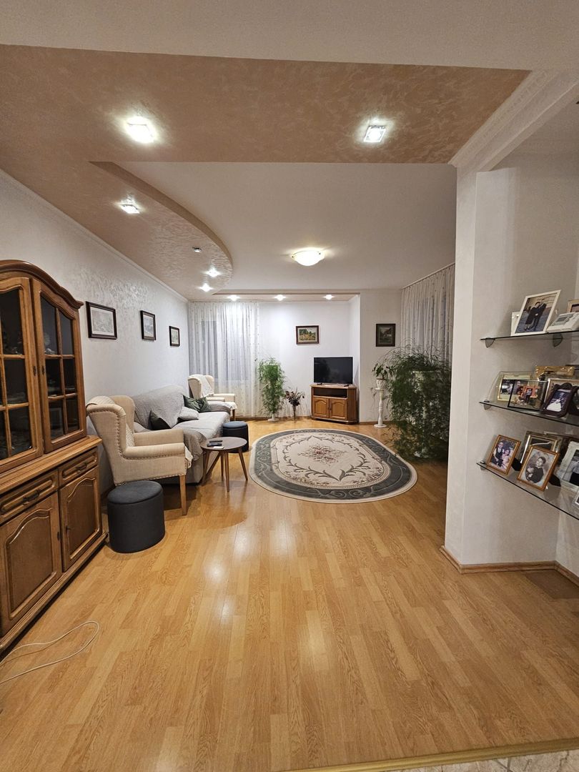 Vila  Oradea zona Iorga 420 mp ,teren 2000 ml - Poză 5