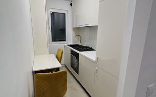 Apartament cu 3 camere, intermediar, complet renovat. - Poză 1