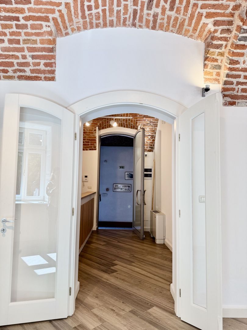 Spatiu birou in cladire istorica restaurata - Poză 9