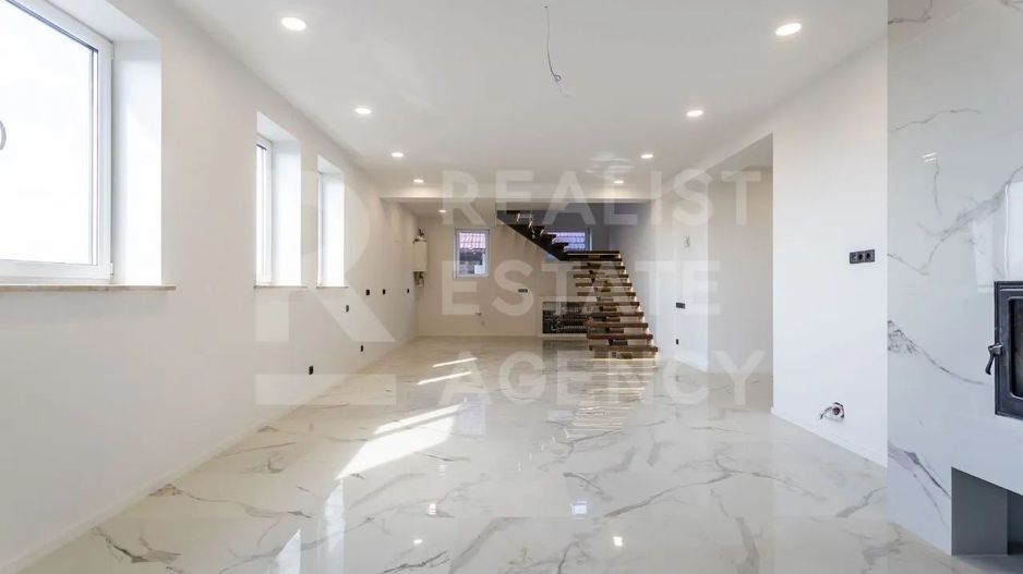 Vânzare, casă,  in 2 nivele, Poiana Domneasca. - Poză 3