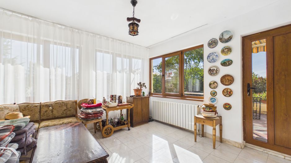 Vilă cu 8 camere de vânzare, piscina, livada, iesire la Balta Pasarea - Poză 15