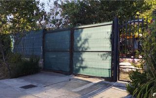 Casă cu teren și front stradal generos - Poză 1