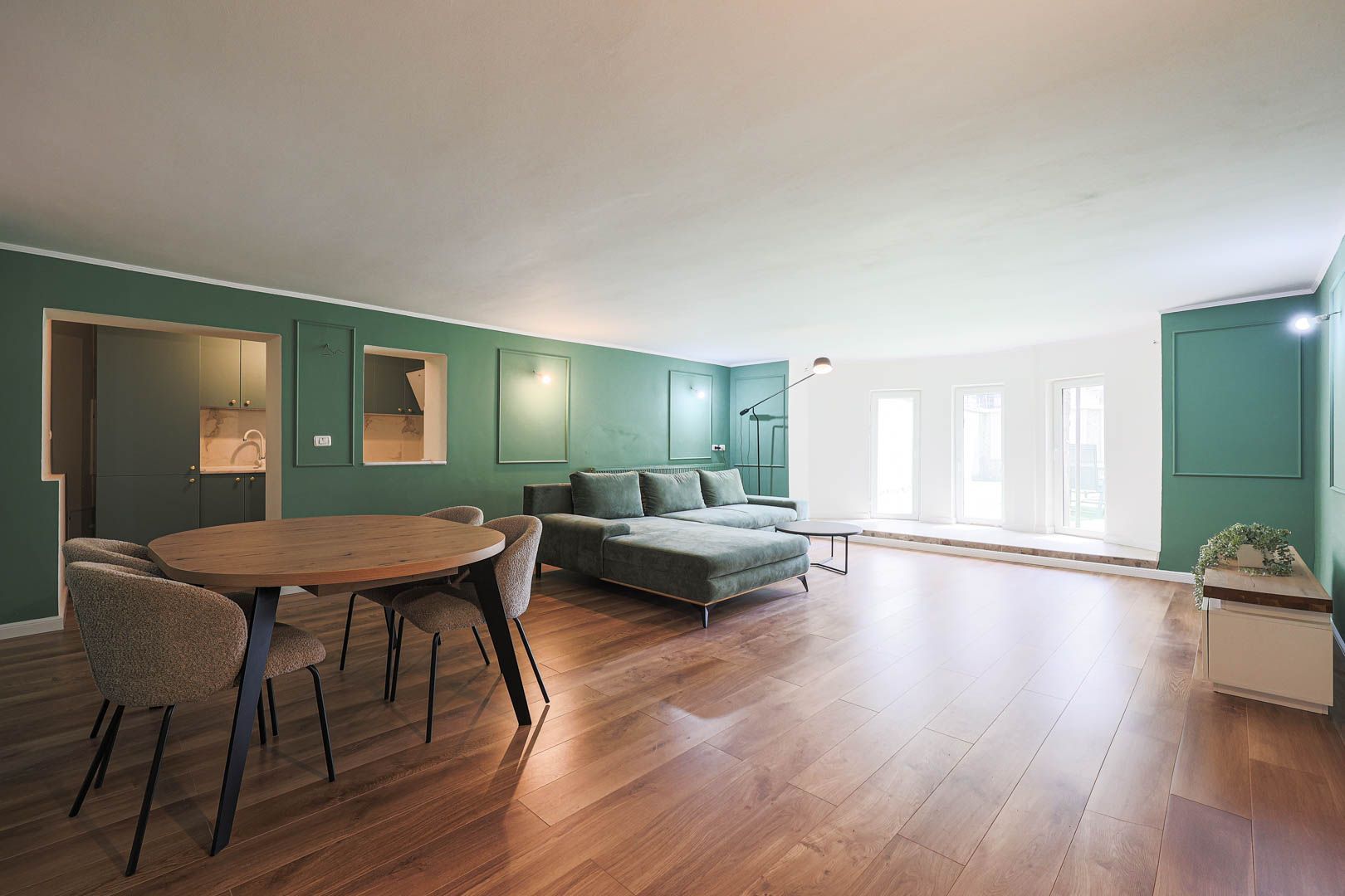 Apartament 95 mp pe Iuliu Maniu la casă, curte proprie inchisa - Poză 2