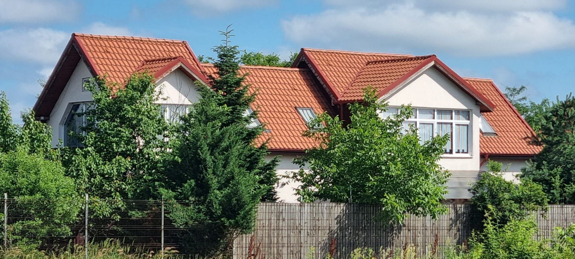Casă de 200 mp cu teren generos de 1.600 mp - Poză 1