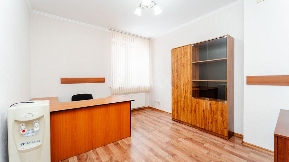 Se oferă spre închiriere casă în centrul orașului, ideală pentru birouri, clinică sau centru educați - Poză 11