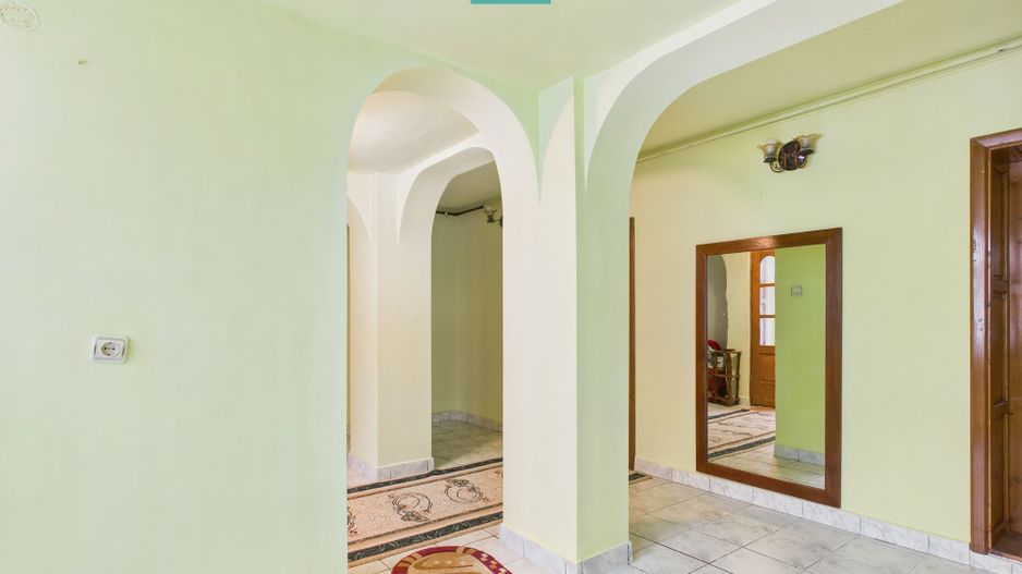 Casă cu 2 corpuri  și 5 camere în Livada - Poză 2