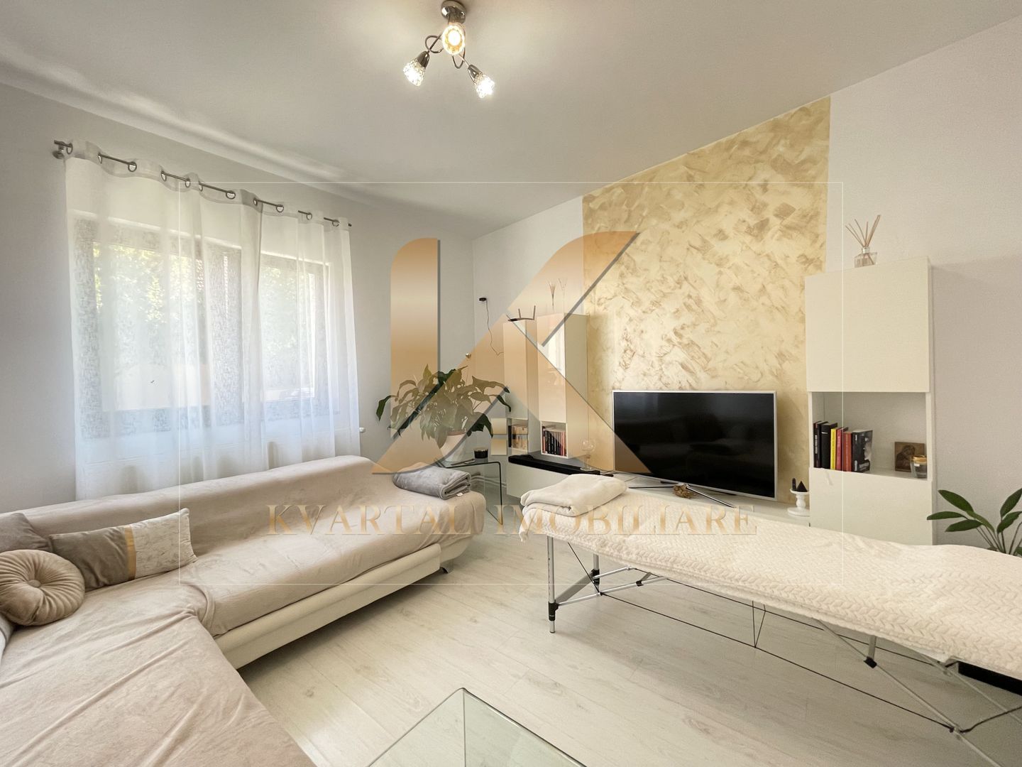 Apartament generos la casa 2 camere , 70 mp Zona Parneava ! - Poză 1