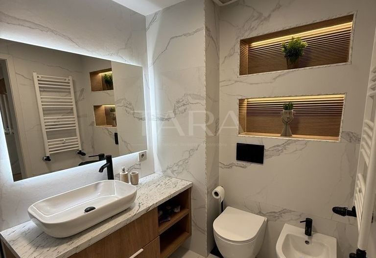 Apartament de lux cu terasă și priveliște - Poză 4