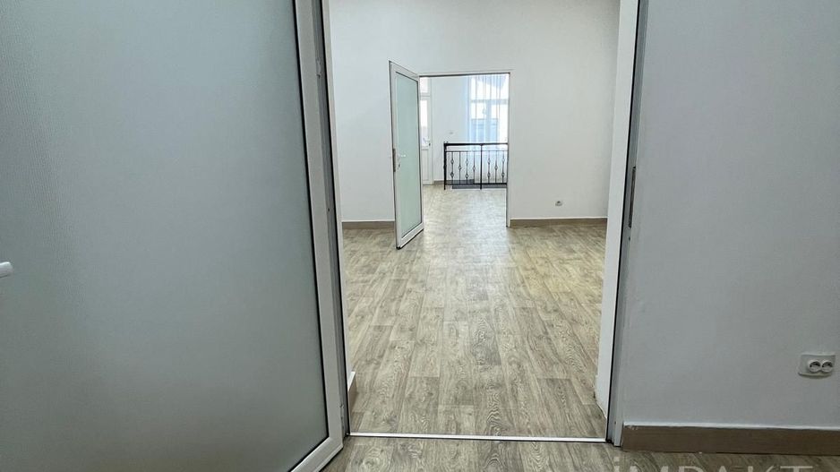 Spatiu comercial cu vad bun de inchiriat in zona centrală! - Poză 3