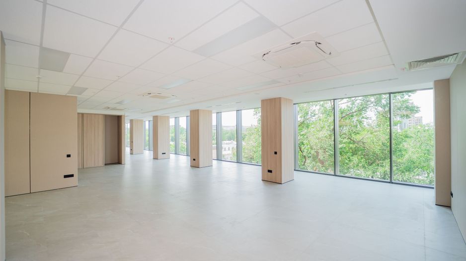 SPRE CHIRIE SPAȚIU COMERCIAL PENTRU BIROU | OFICIU 120 m2 Premium Location Bussines | Chișinău ,Centru ,Str.Bul.Ștefan Cel Mare și Sfânt , 115/1 - Poză 2