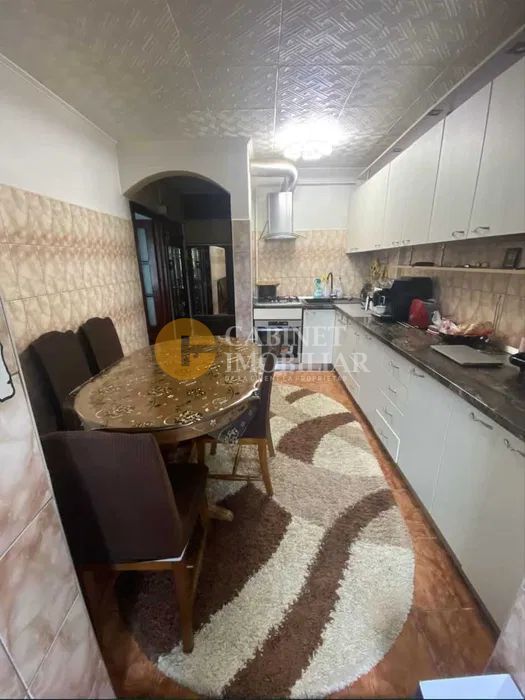 Cug - Selgros - 3 Camere Decomandat + Boxa .Bloc . 1992 - 72 Mp - Poză 3