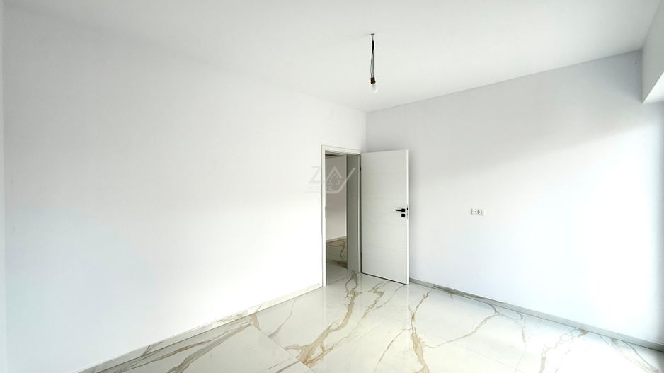 Disponibil imediat. Drum asfaltat. 2 locuri de parcare acoperite. - Poză 7