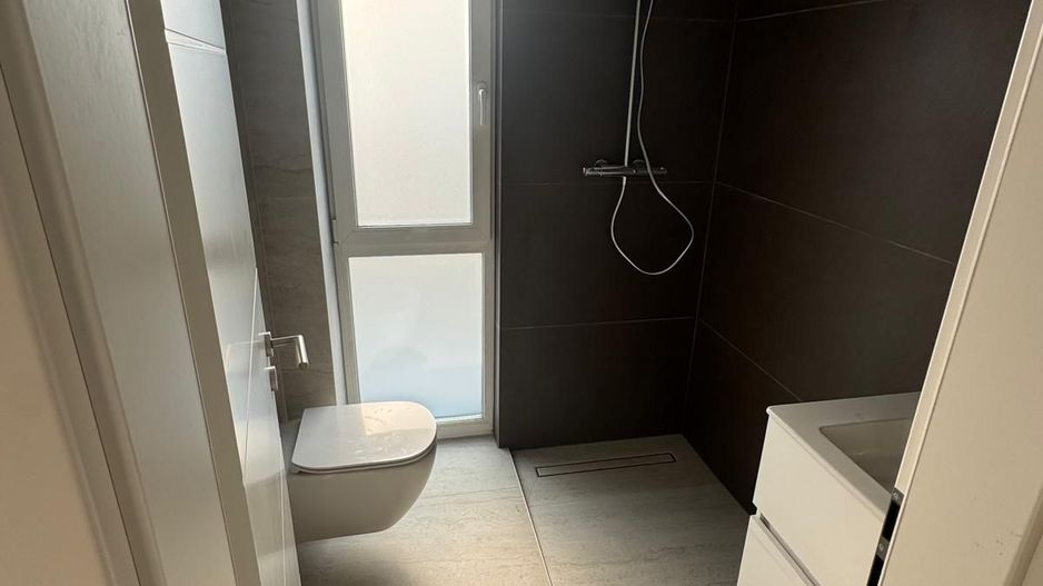 Duplex despărțit prin perete dublu/ Garaj - Poză 13