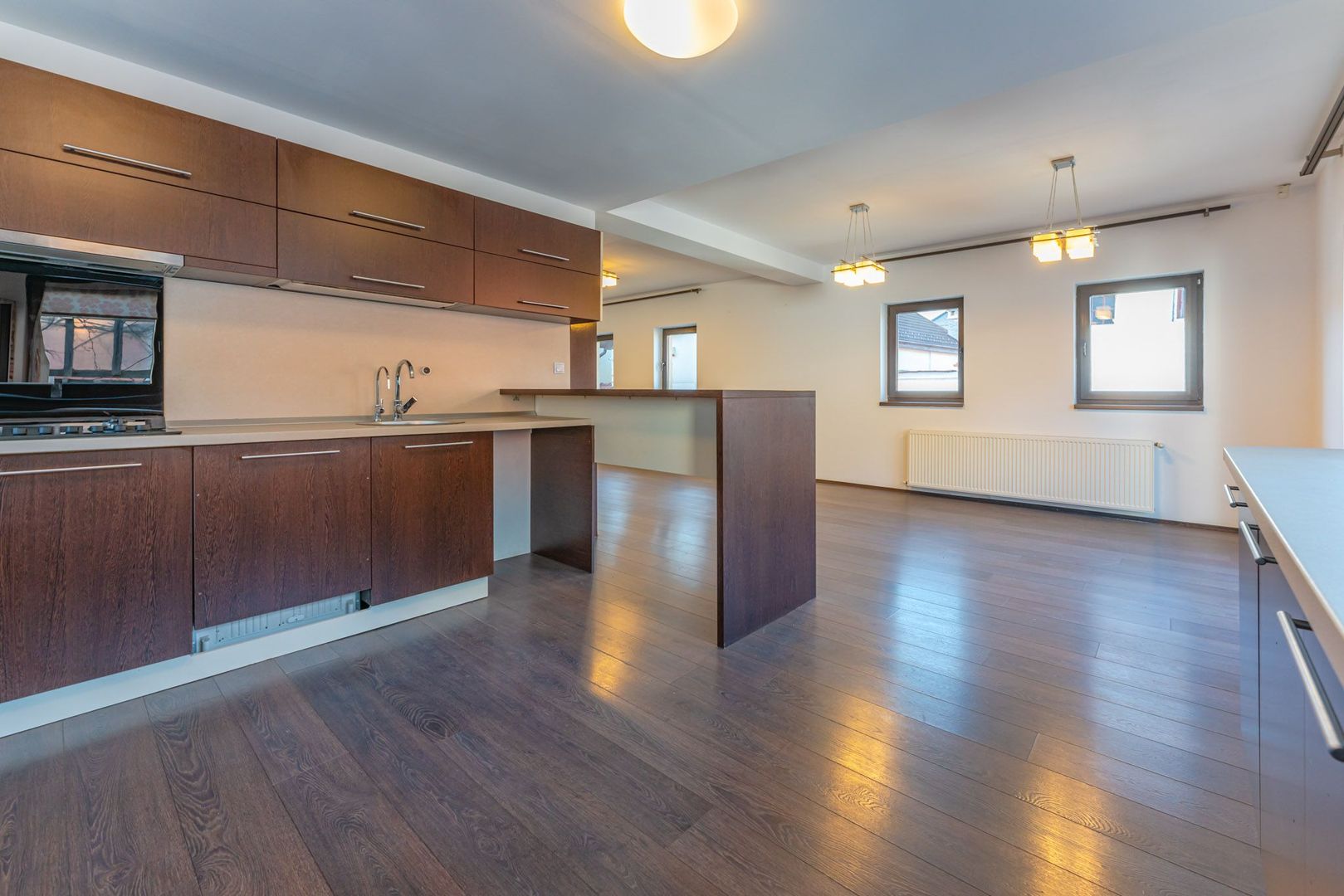 Casă modernă cu garaj și 4 dormitoare, aproape de Piața Sfatului - Poză 4