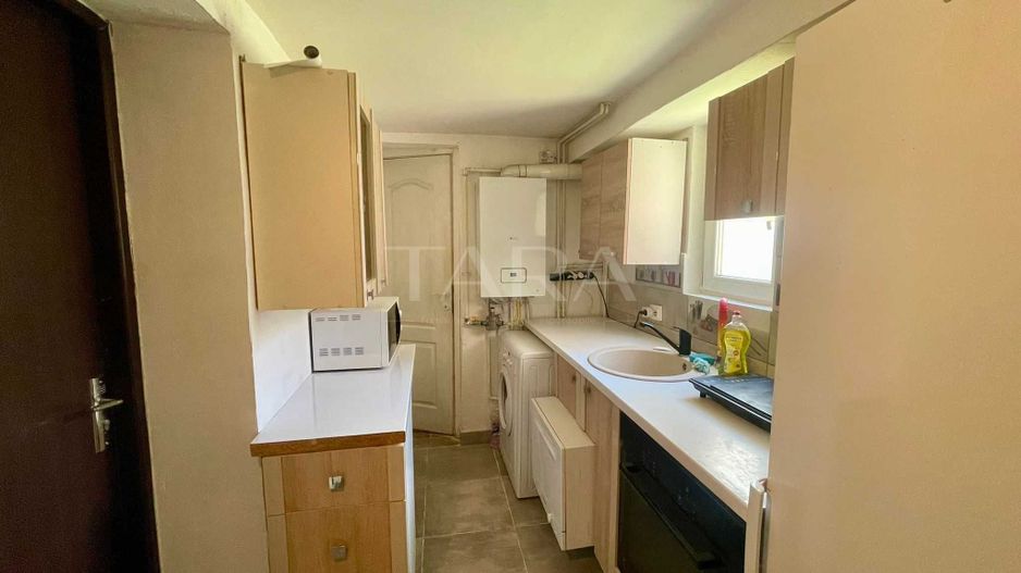 Apartament tip casă, două niveluri, zonă centrală, curte interioară. - Poză 2