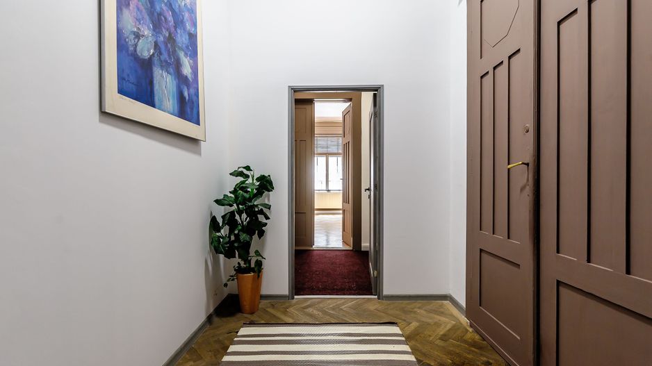 Apartament ULTRACENTRAL cu 3 camere, la cheie, renovat recent - Poză 7