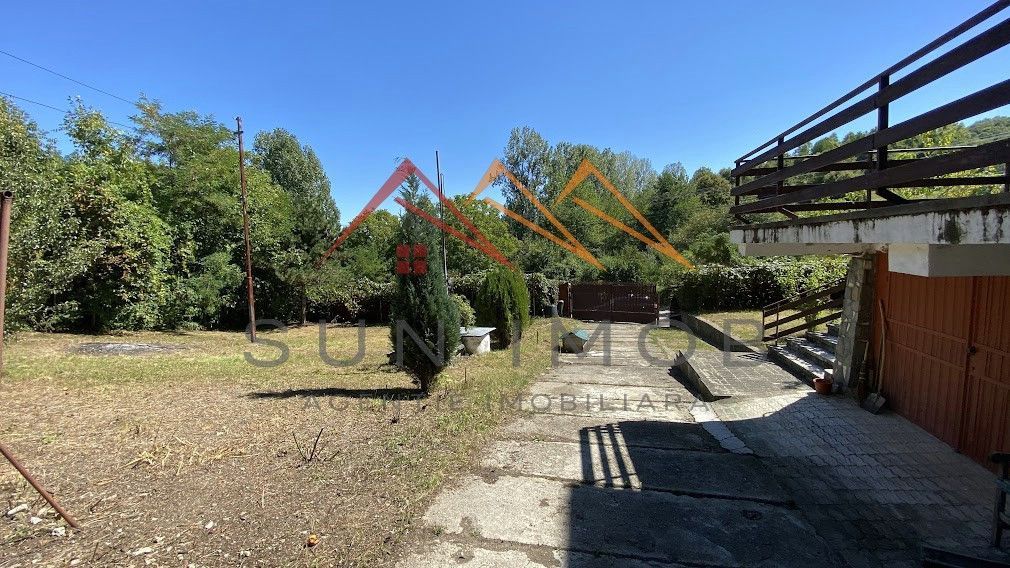 Vila de vanzare, teren 3100 mp, 7 camere, 6 grupuri sanitare, 3 CT, an 1997 - Poză 6