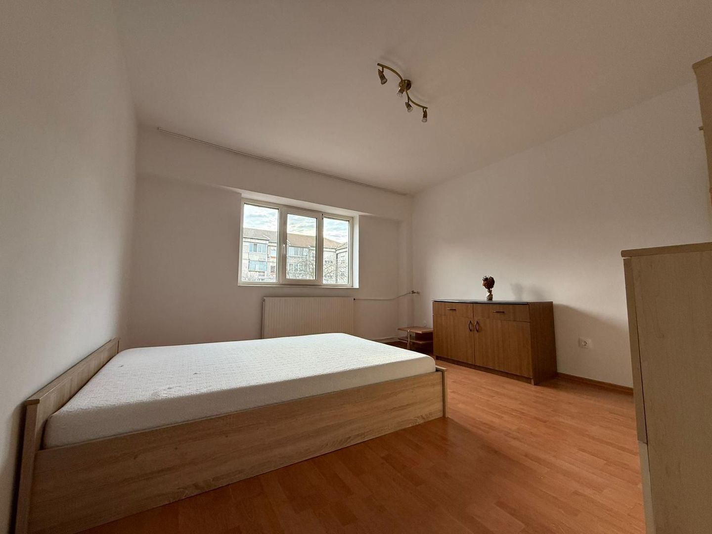 Chirie, apartament, 1 camera, 30 mp, Traian Lalescu Oradea. 250 E/lună - Poză 1