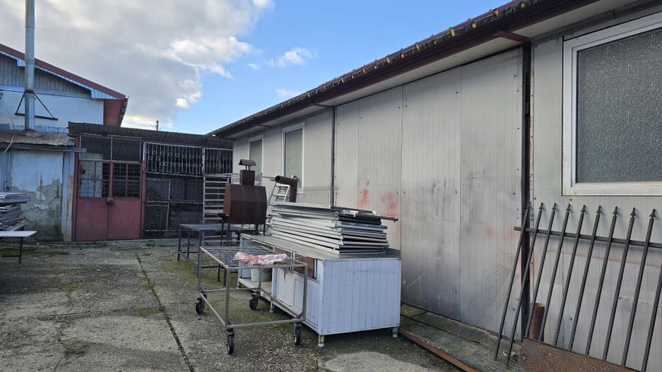 Se oferă spre vânzare / închiriere clădire cu spațiu comercial - Poză 20